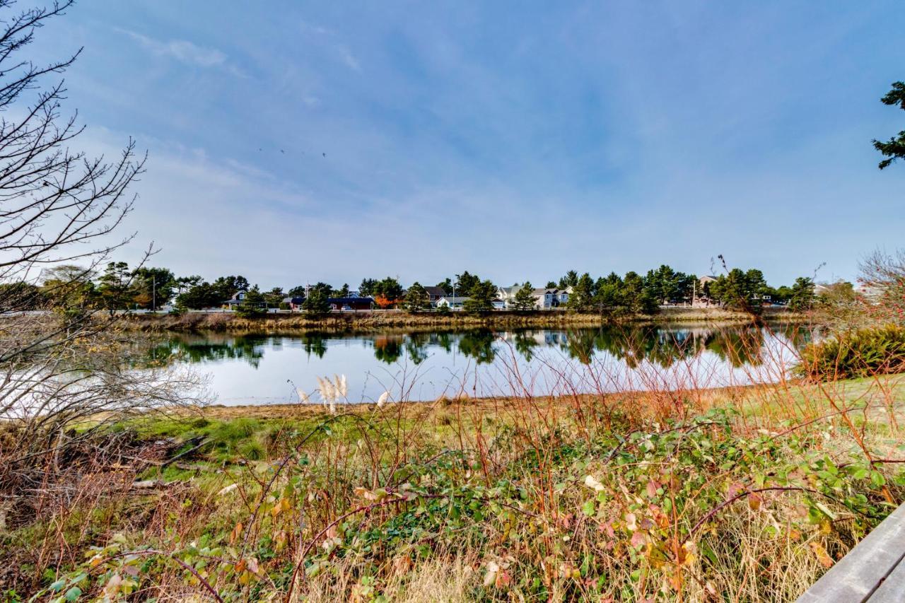 The River Belle Seaside Bagian luar foto